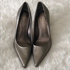 Nine West Silver metallic pumps